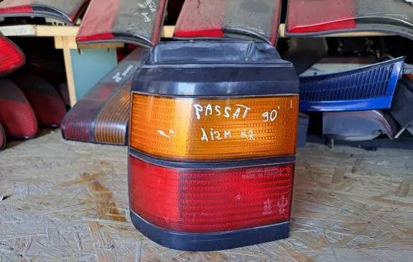 Volkswagen PASSAT B3 Rear/tail lights 333945111