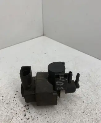 Audi A6 S6 C6 4F Vacuum valve 