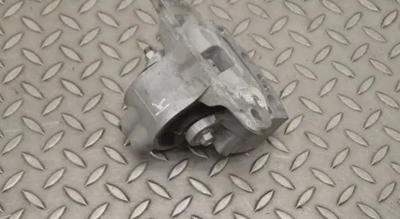 Toyota RAV 4 (XA50) Engine mount bracket
