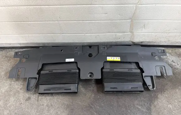 Volkswagen Touareg III Engine bonnet/hood lock trim molding 760853819D