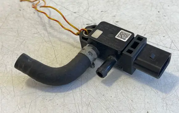 Volkswagen PASSAT B8 Exhaust gas pressure sensor 04L906051