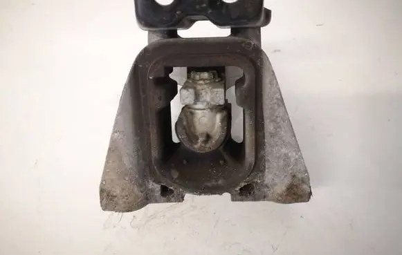 Honda CR-V Engine mount bracket 