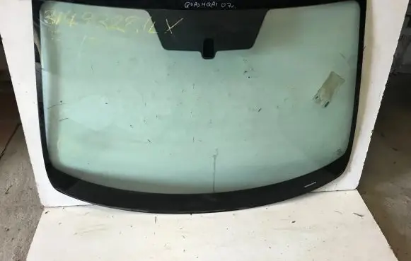 Nissan Qashqai Front windscreen/windshield window 