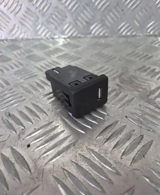 Opel Zafira C USB socket connector 13506017