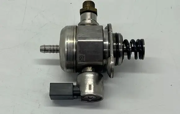 Audi A5 Fuel injection high pressure pump 06K127028D 06L127A08 0261520487
