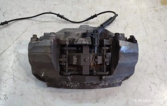 Mercedes-Benz C W205 Front brake caliper