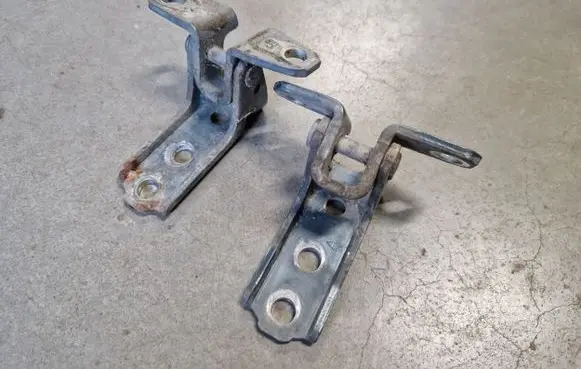 Mitsubishi L200 Front door hinge set 