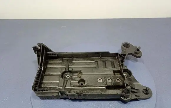 Volkswagen Golf Sportsvan Battery box tray 5Q0915331K