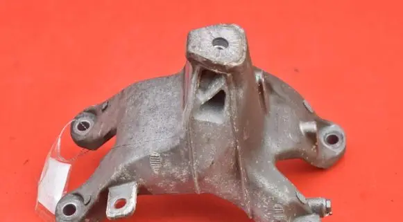 Engine mount vacuum valve