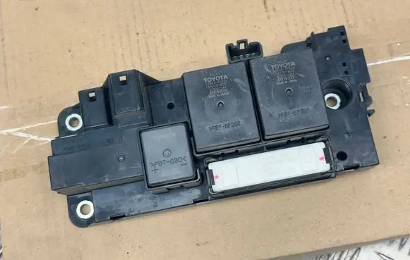 Toyota Auris E180 Relay mounting block G92Z133011