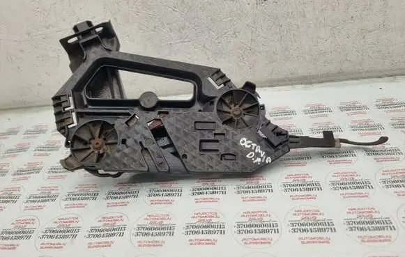 Skoda Octavia Mk2 (1Z) Headlight/headlamp mounting bracket 1Z0941340