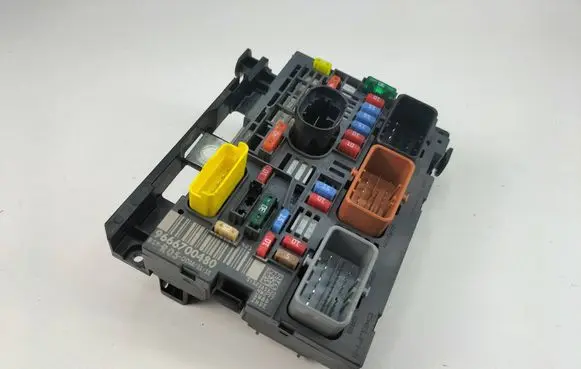 Citroen C4 Aircross Fuse module 9666700480