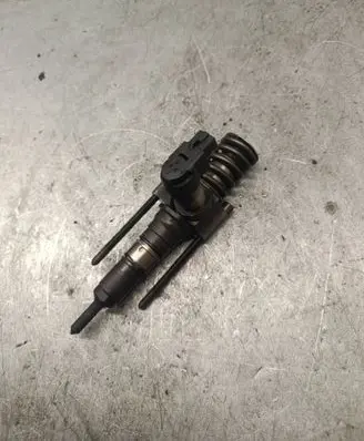 Volkswagen PASSAT B6 Fuel injector 03G130073T