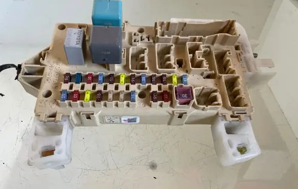 Toyota Corolla Verso E121 Fuse box set 892210F010 05090122201002