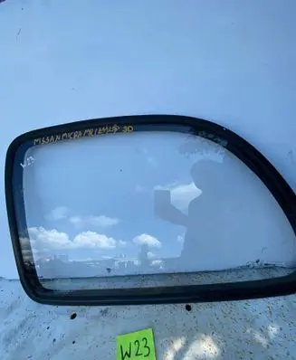Nissan Micra Front door window glass four-door 43R00004 DOT17M32AS2