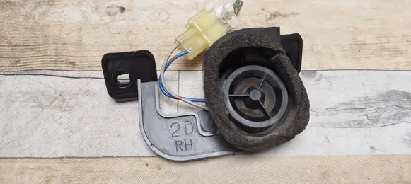 Front door high frequency speaker