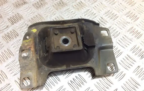 Engine mount bracket