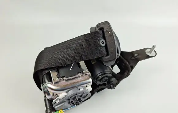 Mercedes-Benz C W204 Front seatbelt 620048100 A2128609285