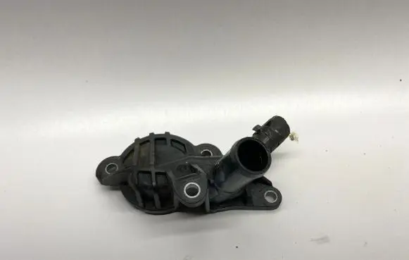 Volkswagen Jetta VII Thermostat housing 04E121121L