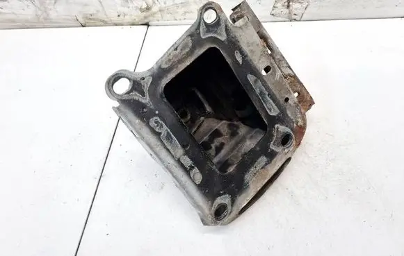 Front bumper mounting bracket