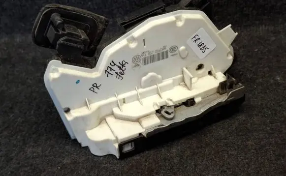 Volkswagen Jetta VI Front door lock 5K1837016D