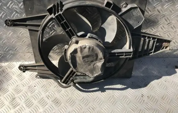 Radiator cooling fan shroud