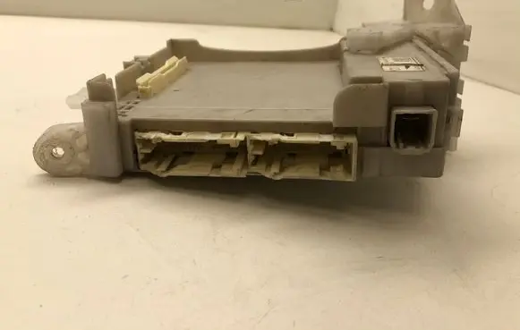 Toyota Prius (XW30) Fuse module 8273047440A 9J302570