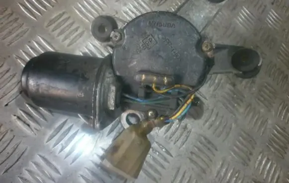 Subaru Impreza I Wiper motor