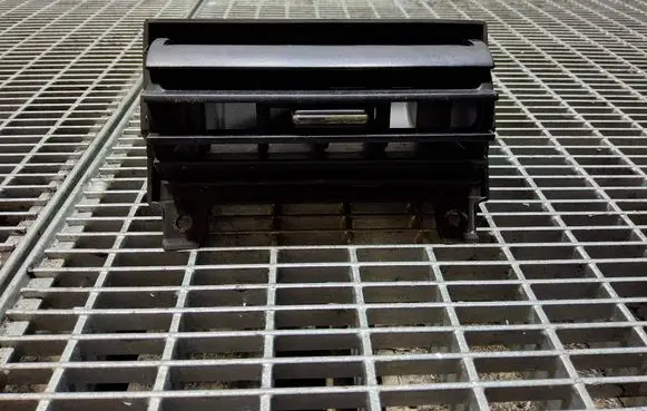 Nissan Elgrand Dash center air vent grill 68761WL000