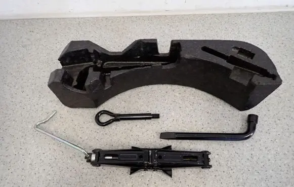 Nissan Note (E11) Spare wheel mounting bracket 