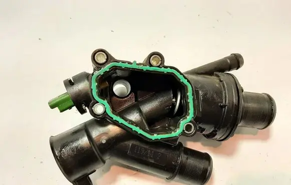 Ford Kuga I Thermostat housing 9682141580