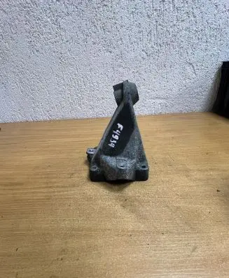 Mercedes-Benz C W203 Engine mounting bracket A2712230904 F4934
