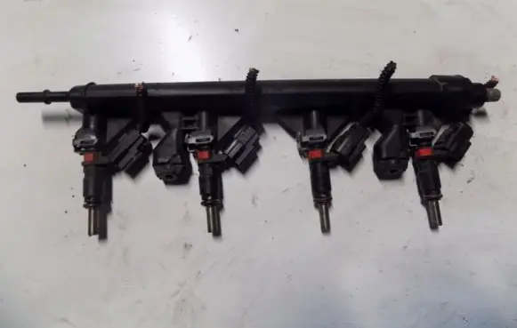Peugeot 308 Fuel injector supply line/pipe 