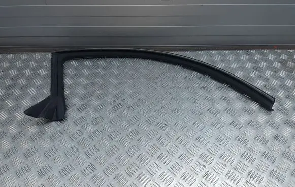 Ford Mustang VI Rubber seal front coupe door window 32160050 FR3Z63215961B