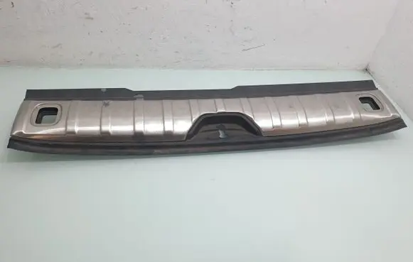 Trunk/boot sill cover protection