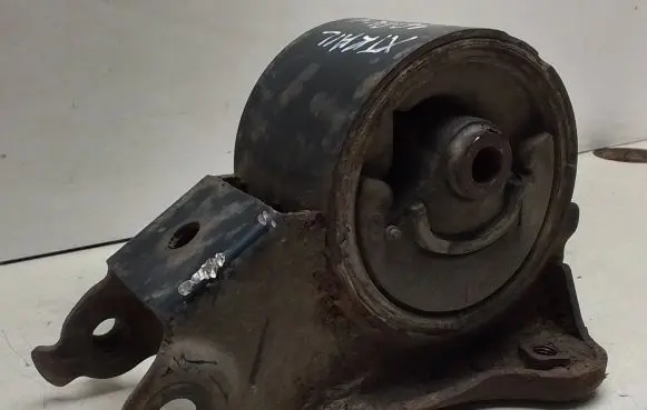 Nissan X-Trail T30 Engine mount bracket