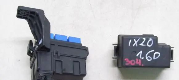 Hyundai Tucson TL Relay mounting block 
