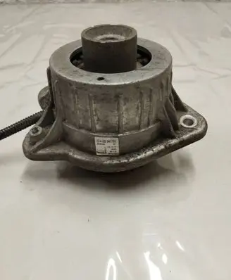 Mercedes-Benz S W222 Engine mount bracket A2222407517