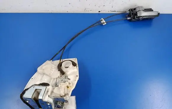 Suzuki Swift I Rear door lock