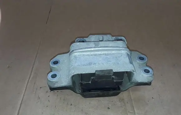 Skoda Yeti (5L) Engine mount bracket 1K0199555CB