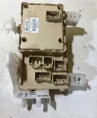 Toyota Corolla Verso AR10 Fuse module 892210F030 6021858050 07011521434702