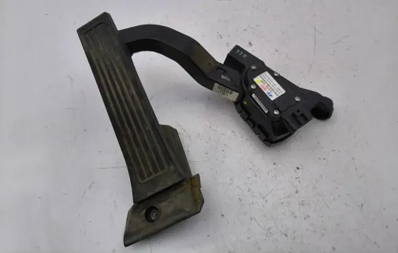 Accelerator throttle pedal