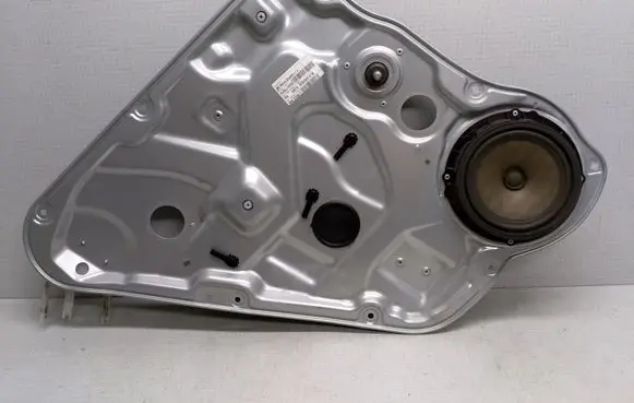 Rear door manual window regulator