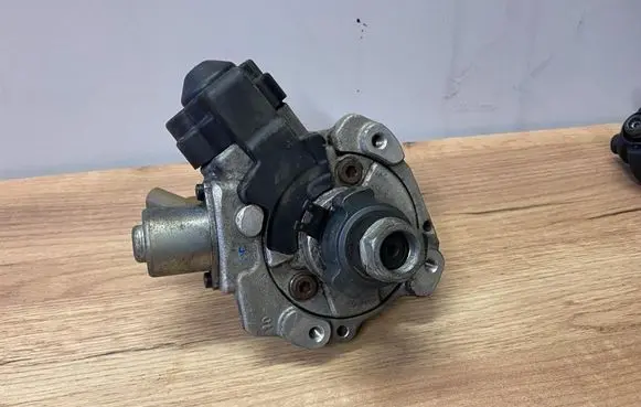 Skoda Octavia Mk3 (5E) Fuel injection high pressure pump 04B130755F