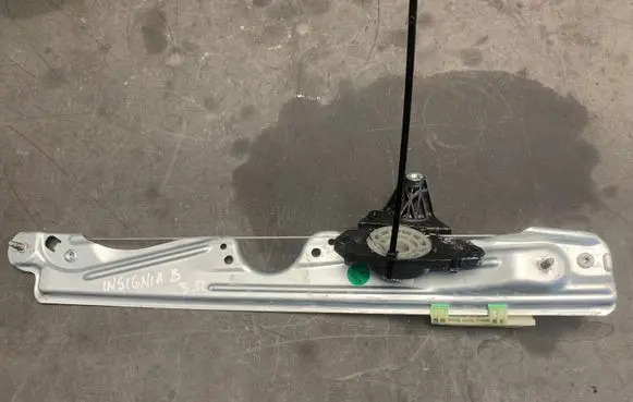 Opel Insignia B Front door window regulator with motor 39138556