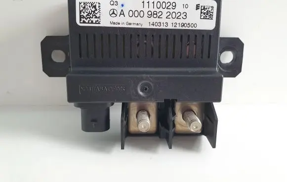 Mercedes-Benz C W204 Charging relay A0009822023