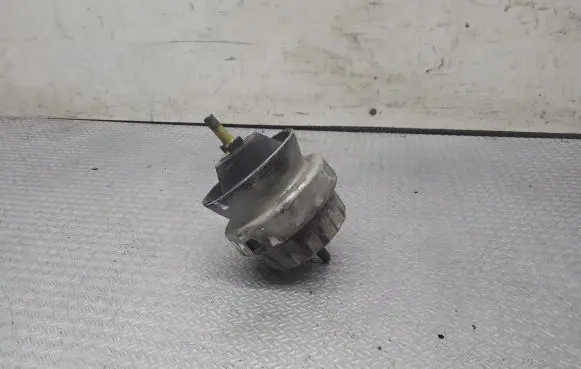 Engine mount bracket