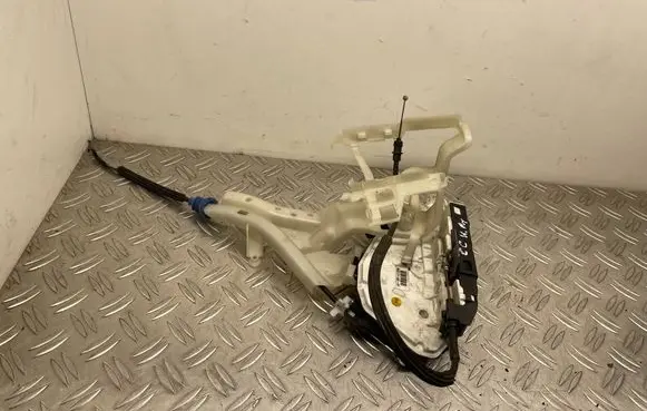 Volkswagen PASSAT CC Front door lock 5N1837015B