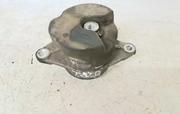Honda FR-V Engine mount bracket