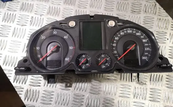 Volkswagen PASSAT B6 Speedometer (instrument cluster)